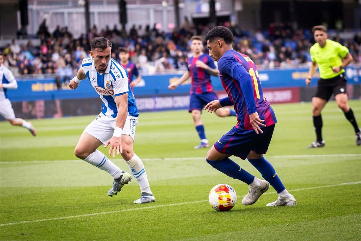 انتصار برشلونة أتلتيك في الديربي وحضور فليك يثير تساؤلات حول مستقبل حمزة عبد الكريم