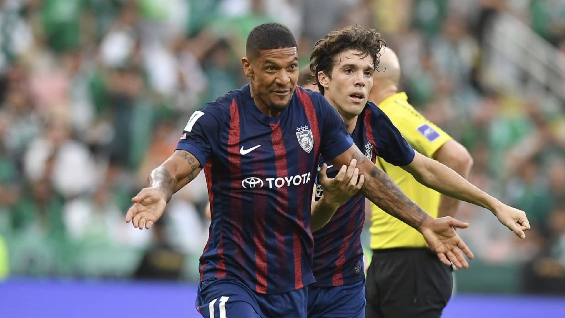 الروح الرياضية تتجلى: لفتة إنسانية الأهلي للاعب جوهور المصاب تضرب أروع الأمثلة في كرة القدم