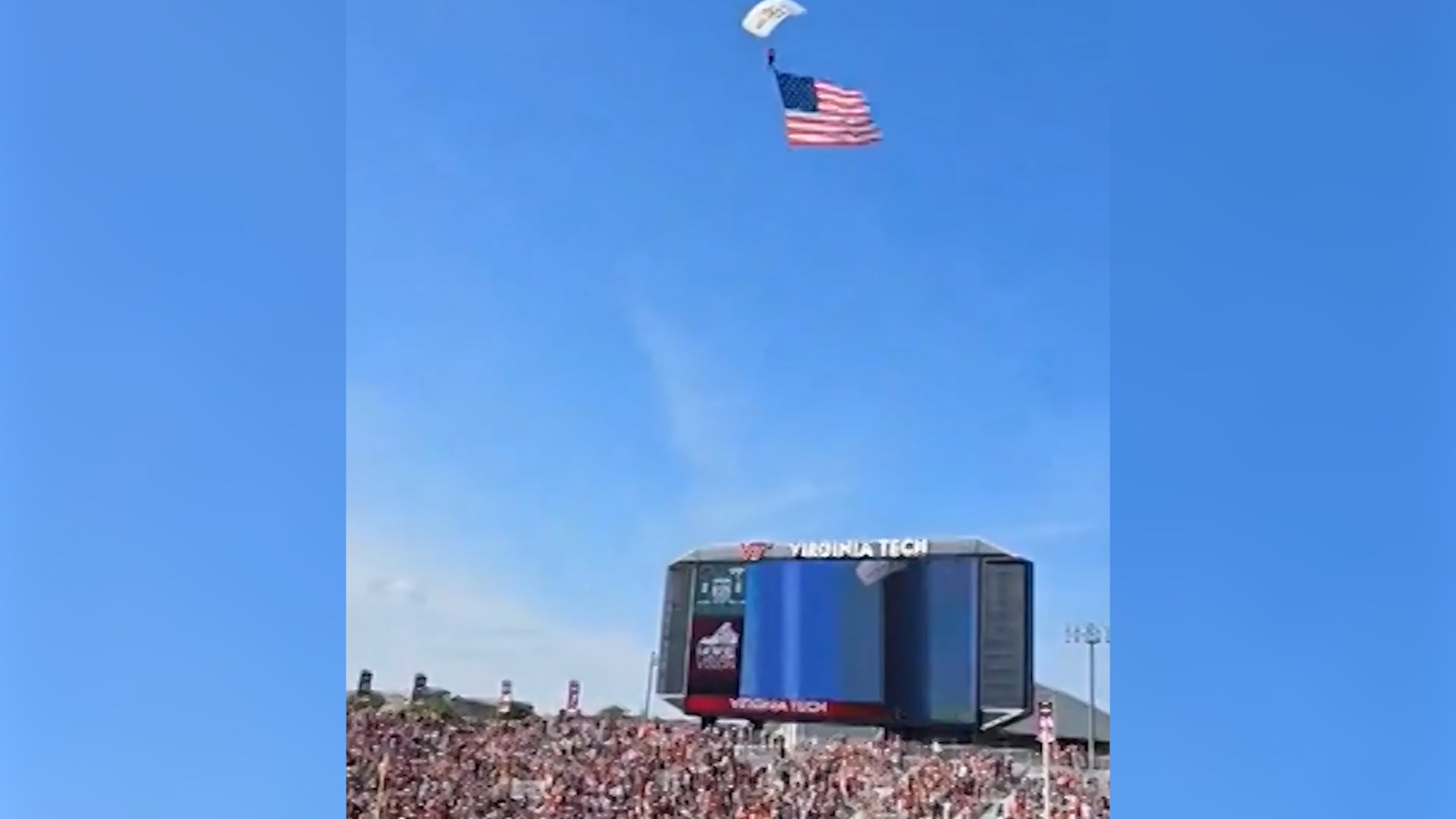 قصة إنقاذ مظلي علق بشاشة عرض عملاقة وتحديات الهبوط بالمظلات في الملاعب الرياضية