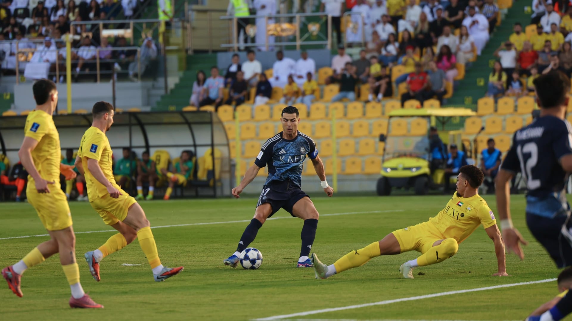 لحظة تاريخية: الكشف عن رد فعل رونالدو على هتافات ميسي في مباراة النصر والوصل