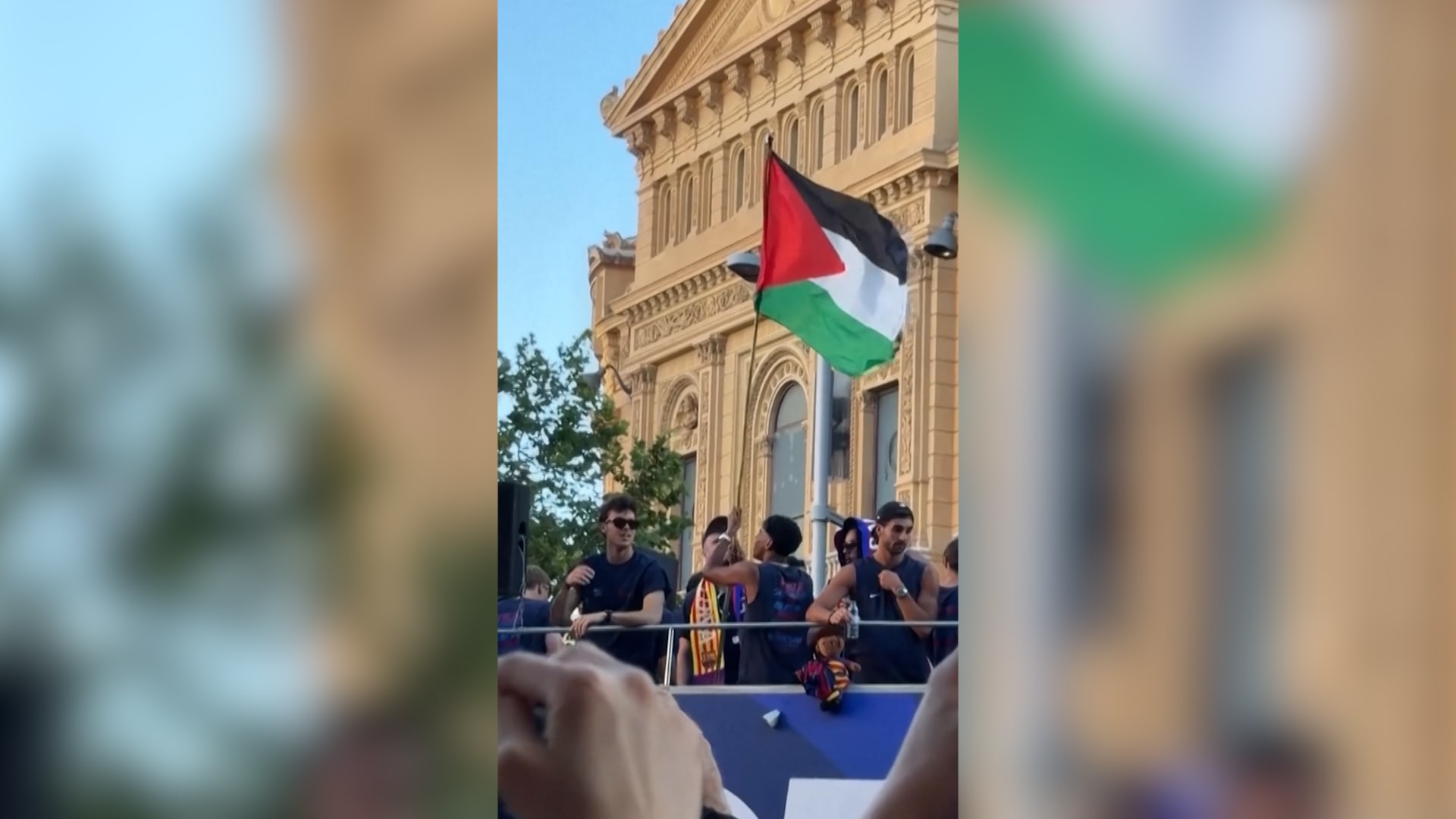 جدل كروي وسياسي: لامين يامال يلوح بالعلم الفلسطيني في قلب احتفالات برشلونة بالدوري