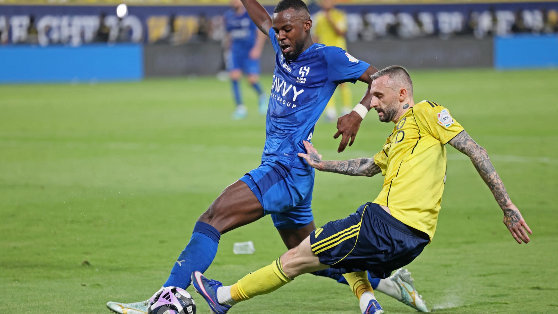 ديربي الرياض يتخطى المستطيل الأخضر: الأمن يعالج اشتباك جماهير النصر والهلال في المدرجات