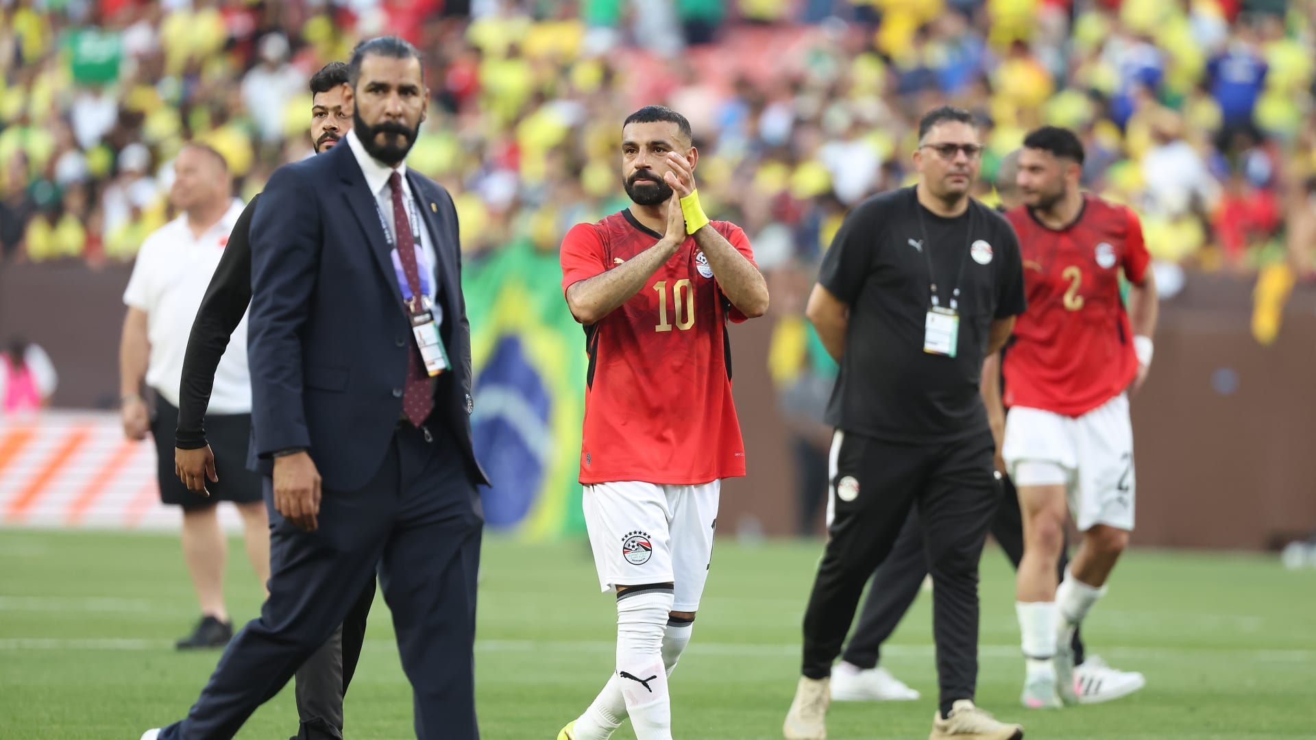 أكثر من مجرد مباراة: تفاعل محمد صلاح مع نجوم البرازيل يرسخ قيم الروح الرياضية