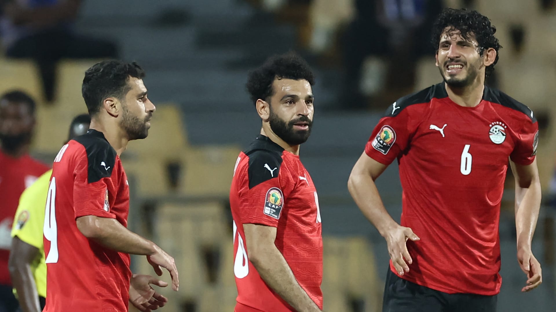 صداقة الملاعب تتجاوز الاعتزال: رسالة محمد صلاح المؤثرة لأحمد حجازي تلهب مشاعر الجماهير